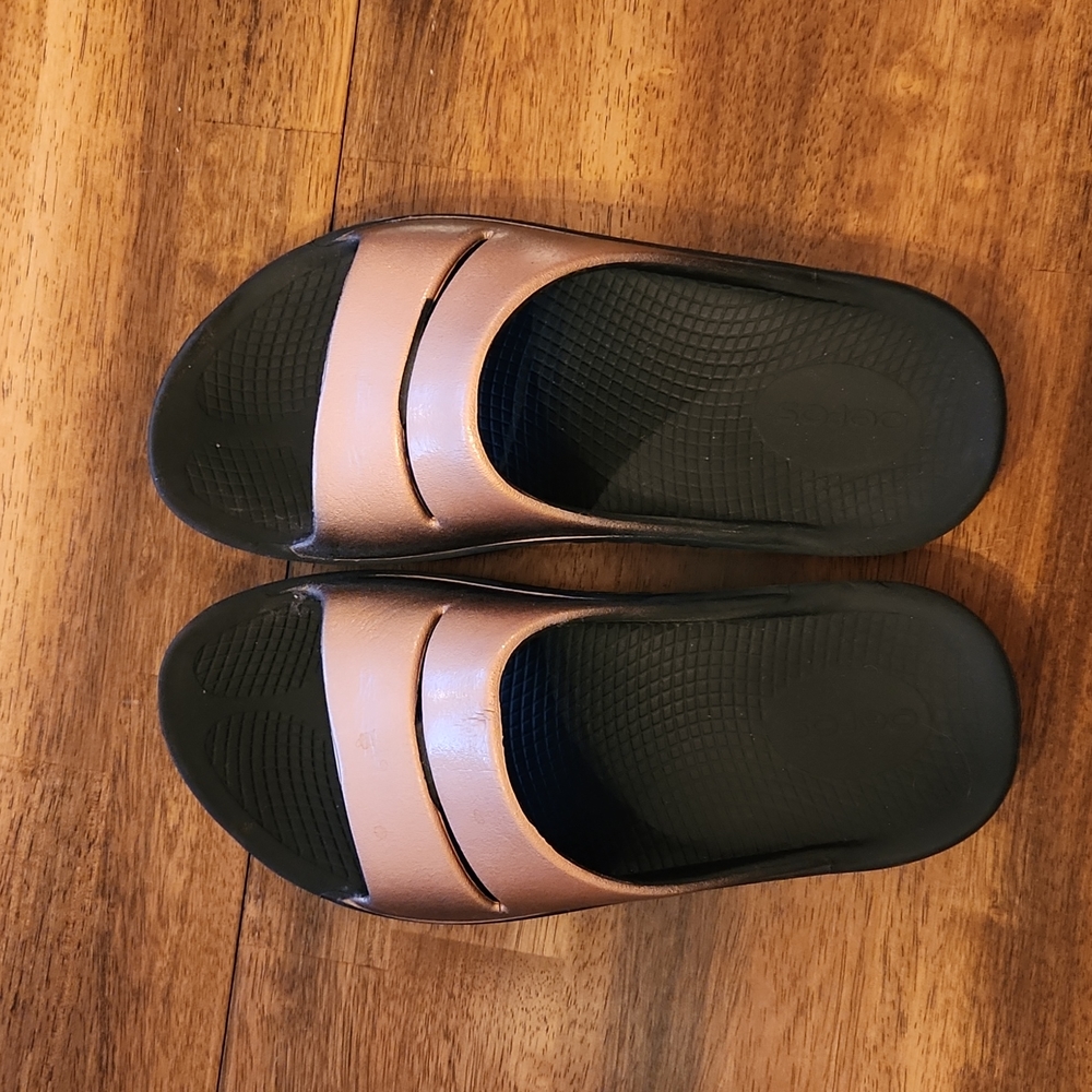 Oofos Recovery Sandals, size 7, rose gold, black